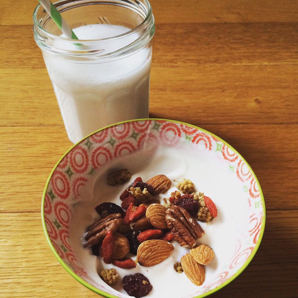 Picorist's tweet photo. Le #snack gagnant pour patienter jusqu'au dîner ? Une poignée de notre mélange Énergie &amp; un verre de boisson coco ! 😋 http://t.co/yX2QYxf9OM