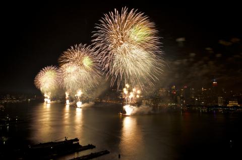 macysJOBS's tweet photo. #Macys set to double the #MAGIC this Fourth of July! #EastRiver http://t.co/nZ530b90km http://t.co/T440iMjbKj