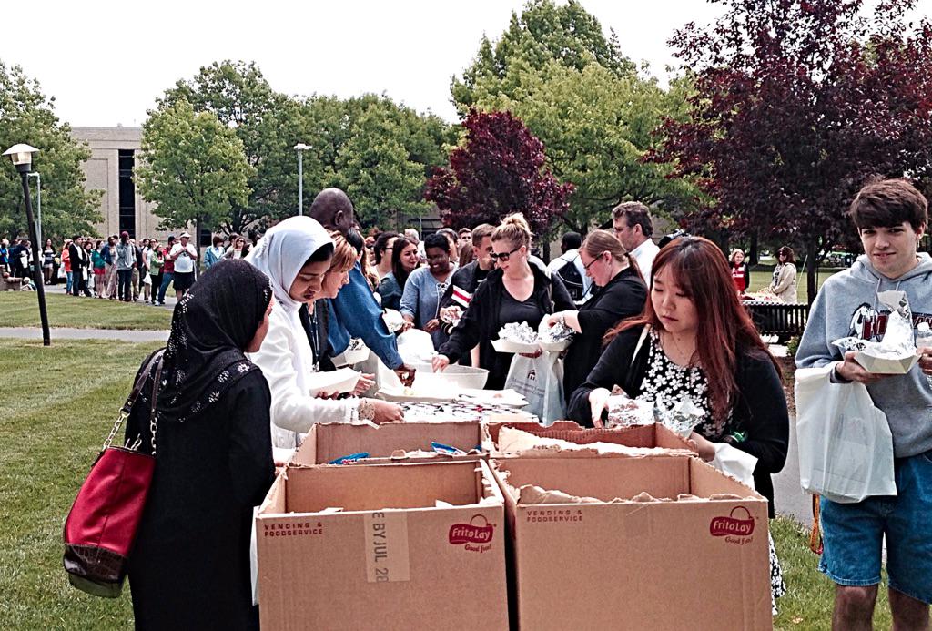 mccc's tweet photo. Grads enjoying their #Commencement picnic lunch! #ThinkBigGrad http://t.co/omXPZbUpSr