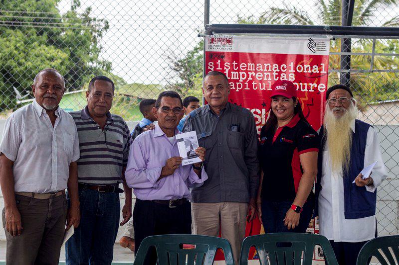 impreapure's tweet photo. Con agua del Río Arauca, la Imprenta Regional-Apure, bautizó otro libro, viva la palabra! @ReinaldoI @snimprentas http://t.co/4srJnDnS2I