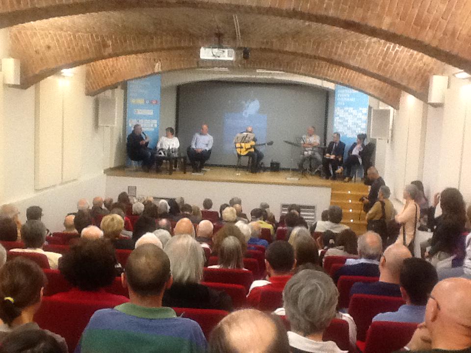 crispoggio's tweet photo. Jazz, cultura, fotografia alla @piazzadeimestieri http://t.co/k17QiyqhAs