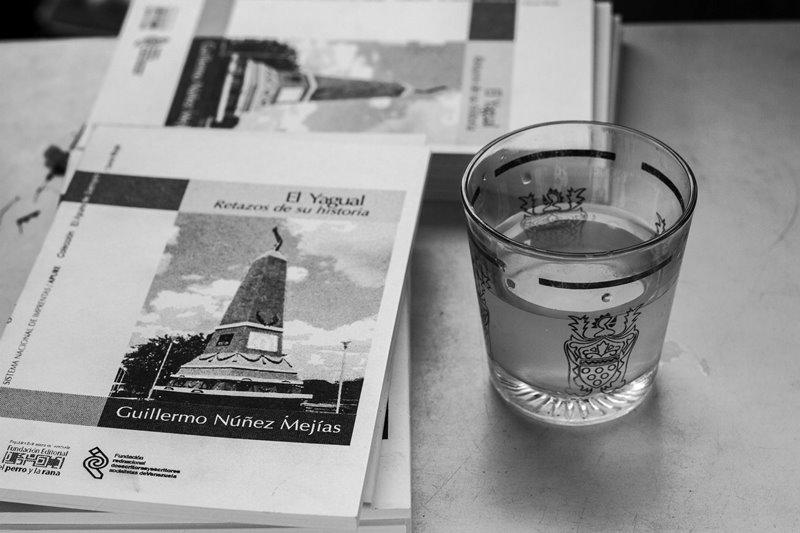impreapure's tweet photo. Con agua del Río Arauca, la Imprenta Regional-Apure, bautizó otro libro, viva la palabra! @ReinaldoI @snimprentas http://t.co/4srJnDnS2I