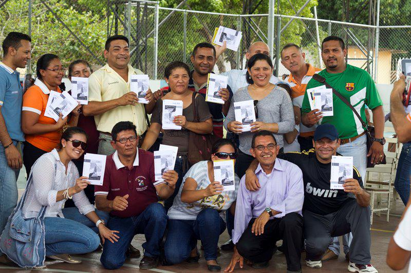 impreapure's tweet photo. Con agua del Río Arauca, la Imprenta Regional-Apure, bautizó otro libro, viva la palabra! @ReinaldoI @snimprentas http://t.co/4srJnDnS2I