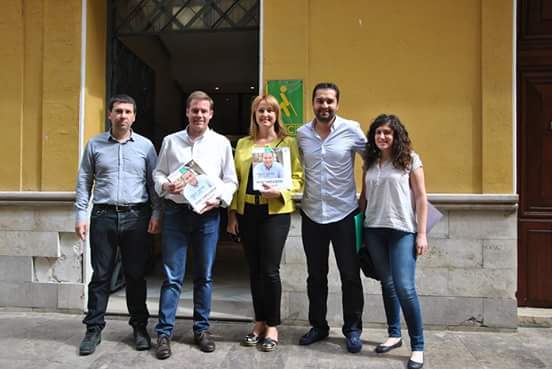 josocdexativa's tweet photo. @rogerxativa i el @pspvxativa entrega a l'ONCE el #ProgramaDeGovern transcrit al Braille #OnTotsComptem #AmbRogerSí http://t.co/kax49cFQwn