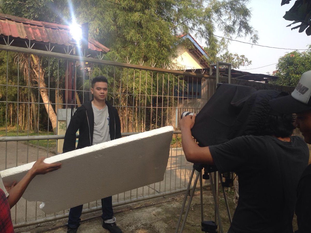 REZALWAYS's tweet photo. Jangan lupa mimpiin bro @mrezanugrah yah ditidur kalian malam ini ;-):-D http://t.co/ZG3j0JaDHS