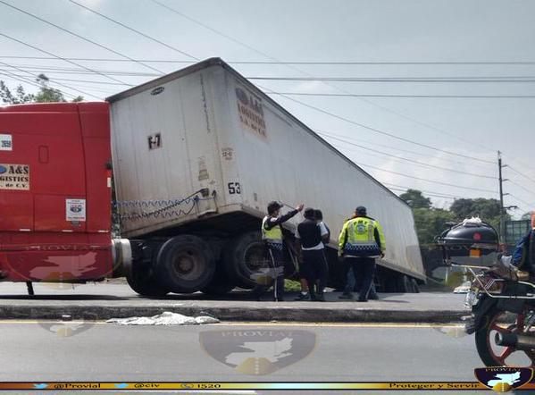 TelediarioGT's tweet photo. #ATENCIÓN: Tráiler averiado obstruye carril en km. 17 Ruta al Pacífico, hacia la Ciudad. Info. #PROVIAL http://t.co/5ExKRIvReX