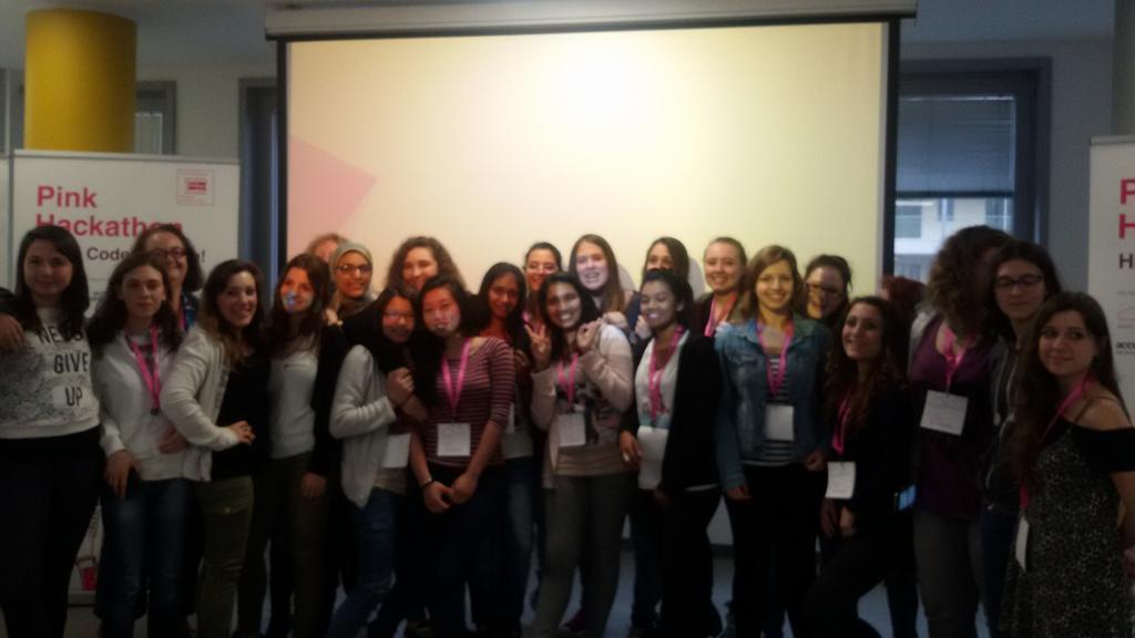 CodemotionIT's tweet photo. Il gruppo di ragazze del #pinkhackathon #NuvolaRosa al @Polihub http://t.co/CMjNGHh7VE
