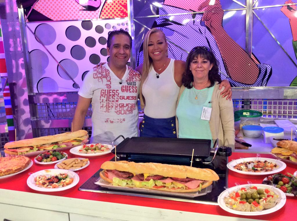 salvameoficial's tweet photo. Belén aprovecha la calma publicitaria para posar con sus amigos de Paracuellos. Qué hambre, ¿verdad? #librador http://t.co/rg6JqQtdNW