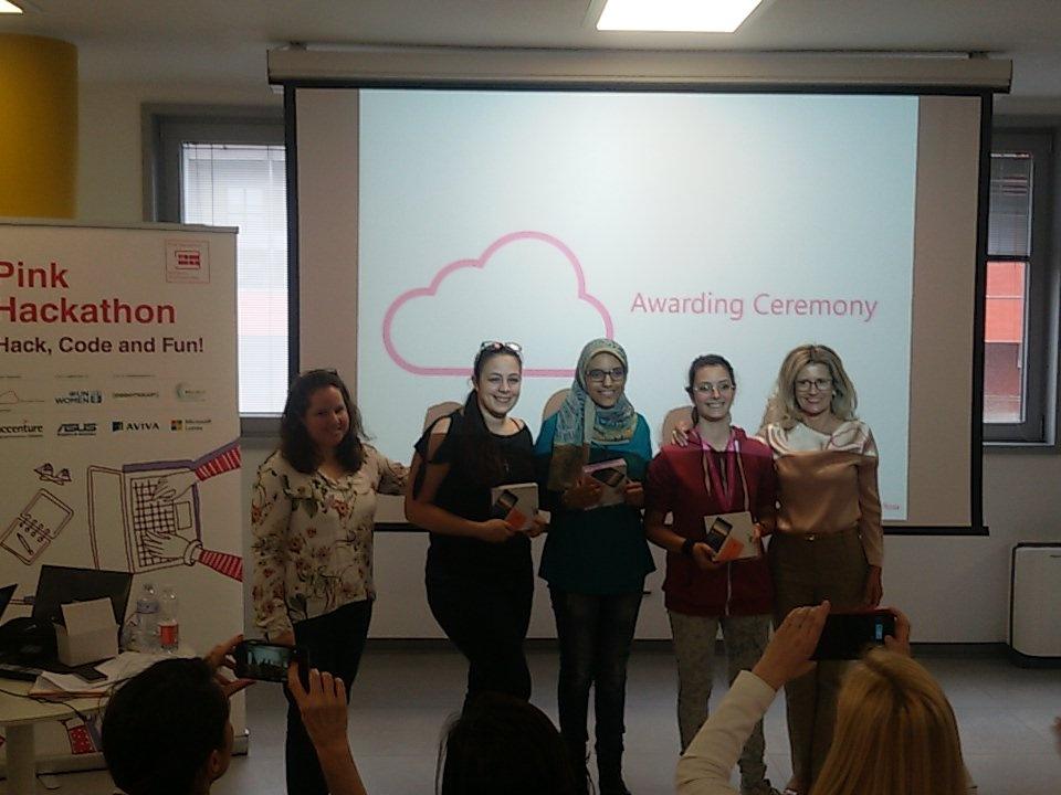 CodemotionIT's tweet photo. Vincono le ragazze di FyL Find Your Lunch il #pinkhackathon di #nuvolarosa al @Polihub http://t.co/0bSfOKvZl5