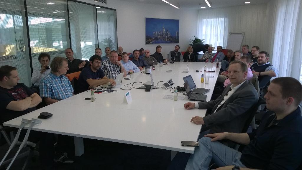 Erstes Treffen in den neuen Microsoft Räumen - bequeme Stühle und volle Hütte beim Vortrag von @kwlothrop #Xamarin