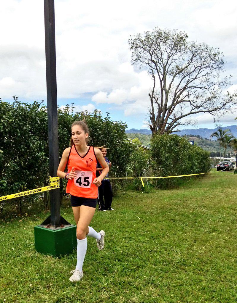 geovacordero's tweet photo. Bajo fuerte humedad las chicas dominan el sendero. Competencia de Campo Traviesa  #InterSEK2015  @SEKCosta_Rica http://t.co/fhsXFjM8Qz