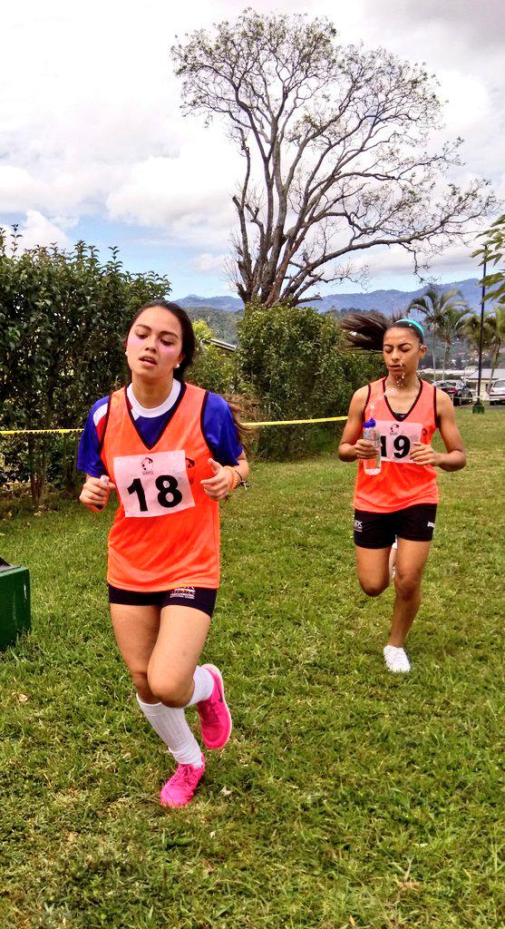 geovacordero's tweet photo. Bajo fuerte humedad las chicas dominan el sendero. Competencia de Campo Traviesa  #InterSEK2015  @SEKCosta_Rica http://t.co/fhsXFjM8Qz
