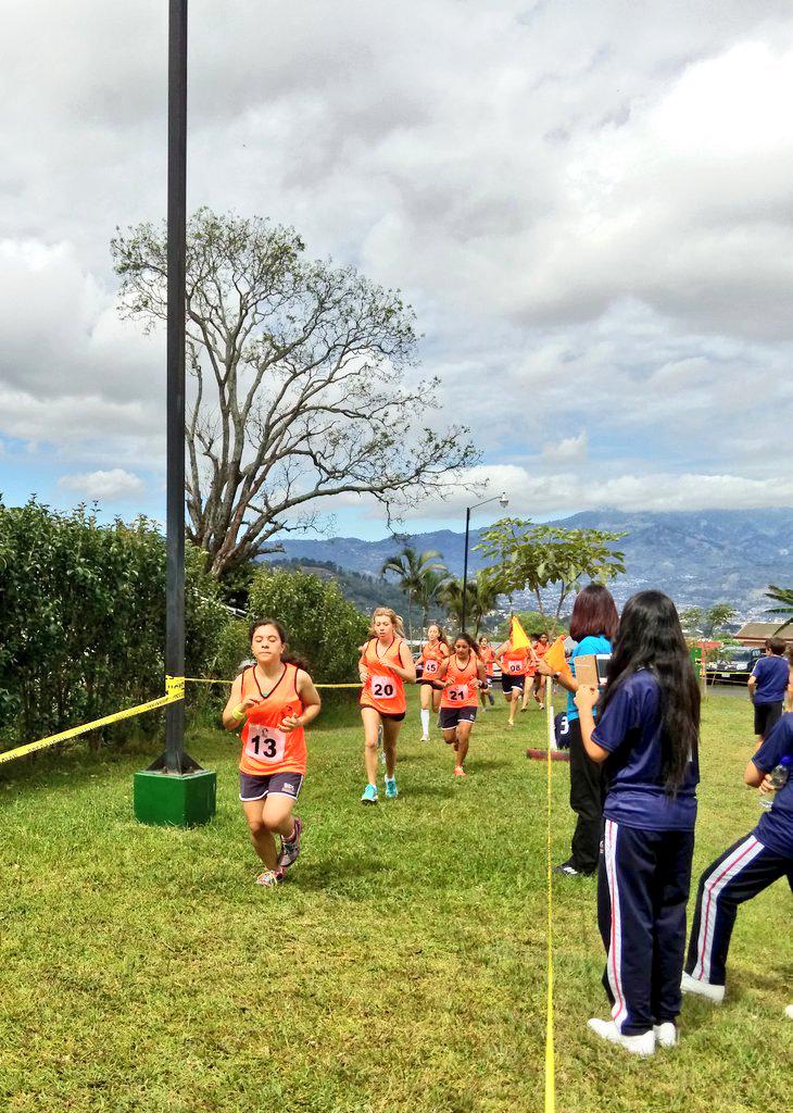 geovacordero's tweet photo. Bajo fuerte humedad las chicas dominan el sendero. Competencia de Campo Traviesa  #InterSEK2015  @SEKCosta_Rica http://t.co/fhsXFjM8Qz
