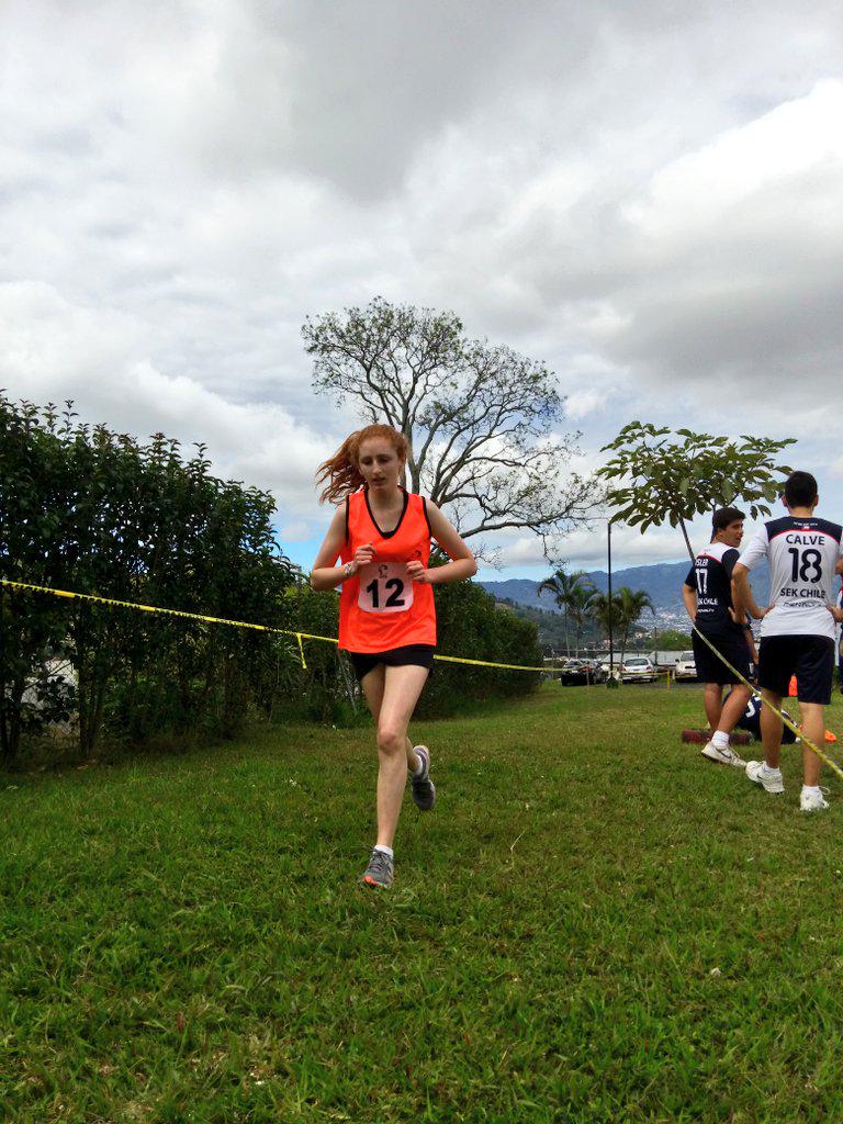 geovacordero's tweet photo. Bajo fuerte humedad las chicas dominan el sendero. Competencia de Campo Traviesa  #InterSEK2015  @SEKCosta_Rica http://t.co/fhsXFjM8Qz