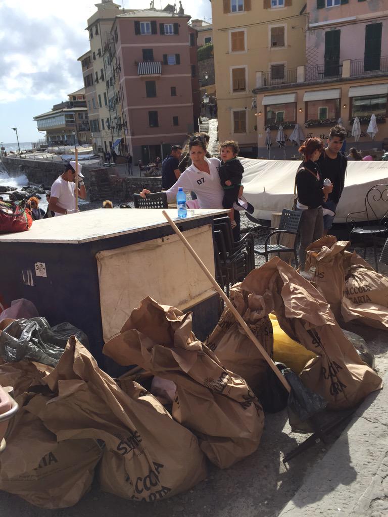 riprendiamocige's tweet photo. Grazie ai ragazzi che hanno pulito con noi la spiaggia a Boccadasse. A piccoli passi si fanno buone cose!#spiaggiakm0 http://t.co/NiGgvYTp59
