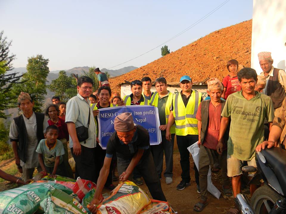 MtnStory's tweet photo. Dirt roads to remote villages makes transporting supplies hard but our volunteers do it #Nepal http://t.co/TuNBZ0qtdC http://t.co/FoHXlZ3ePc