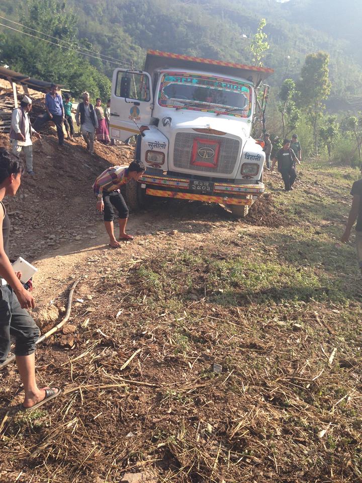 MtnStory's tweet photo. Dirt roads to remote villages makes transporting supplies hard but our volunteers do it #Nepal http://t.co/TuNBZ0qtdC http://t.co/FoHXlZ3ePc