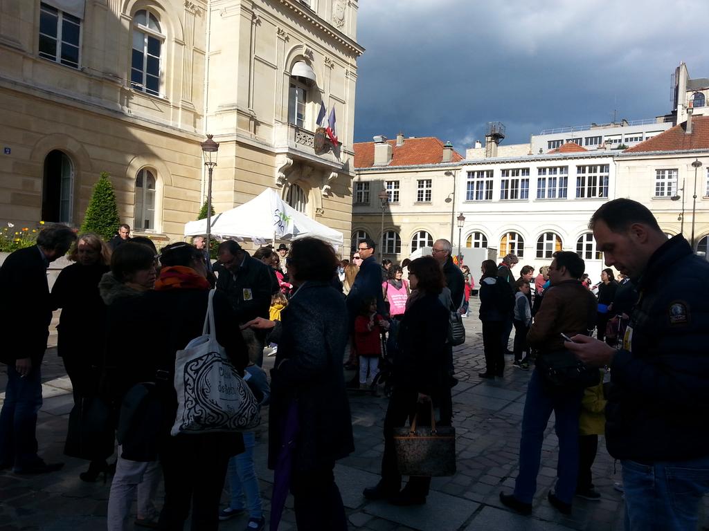 JRSergent's tweet photo. Solidaire avec les parents, à la manifestation devant @MairieParis14 contre la #fermetureDesClasses à #Paris14 http://t.co/LSDADYKpMA