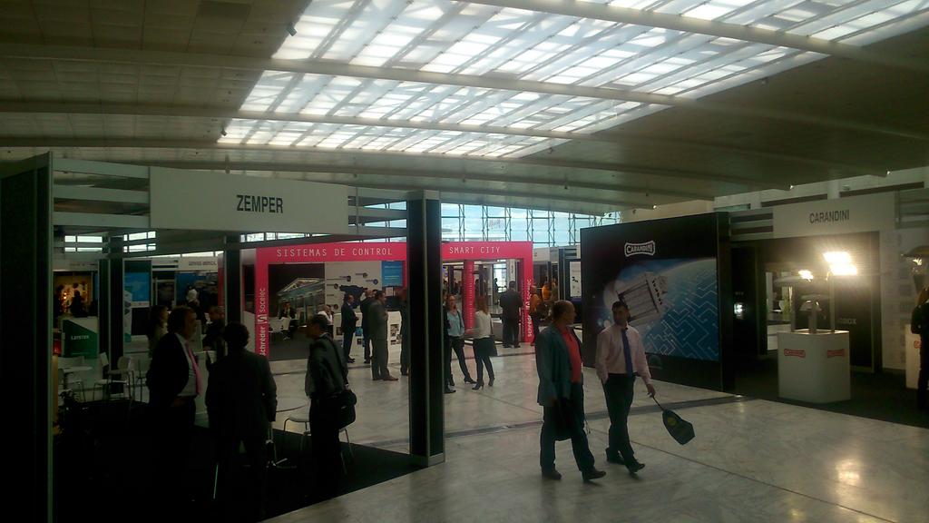 foroLEDsEE's tweet photo. Los asistentes al @foroLEDsEE  presenciando las últimas novedades del sector. @ANFALUM http://t.co/MuQAQ4ceuA