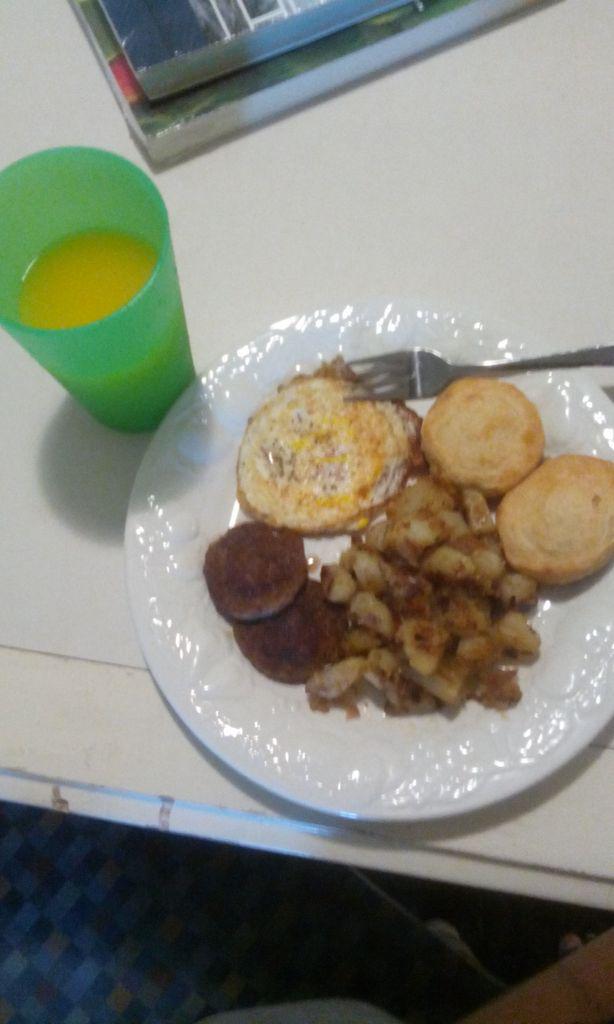 His_lil1's tweet photo. Breakfast with a cup of oj http://t.co/9UUVprnQ72