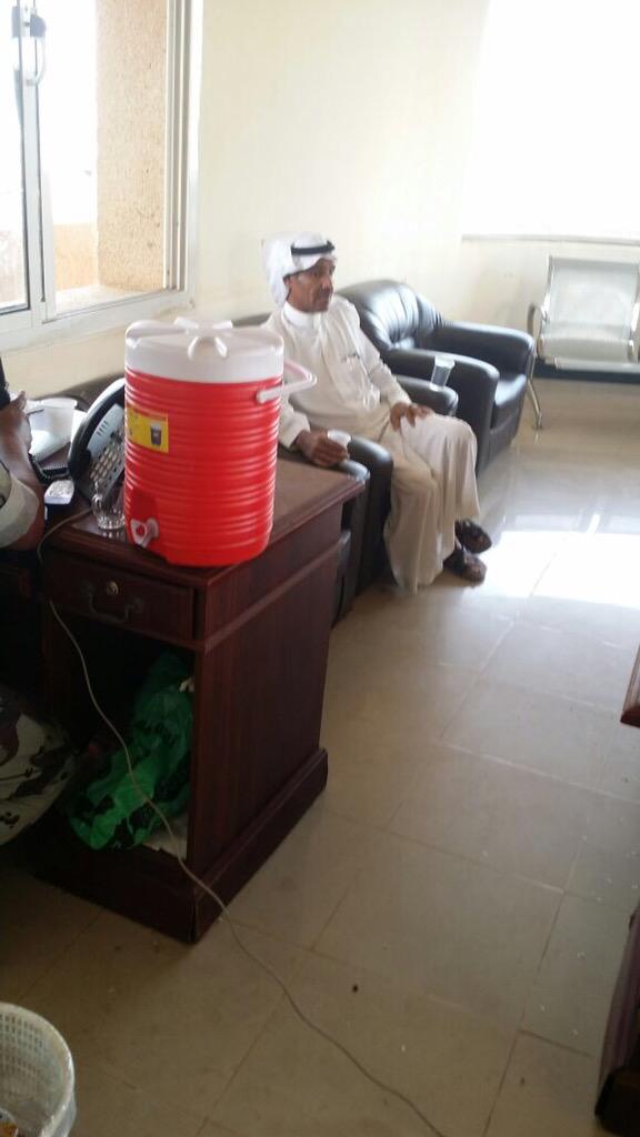 KSA24's tweet photo. “@naz1400:
اطرحوا خالد عبدالرحمن وهو يقنص عند قوة الطوارئ الخاصة بجازان ومعه ستة بنادق صيد ومسدس ووده لشرطة صبيا http://t.co/NoZ1Q1MPnf”