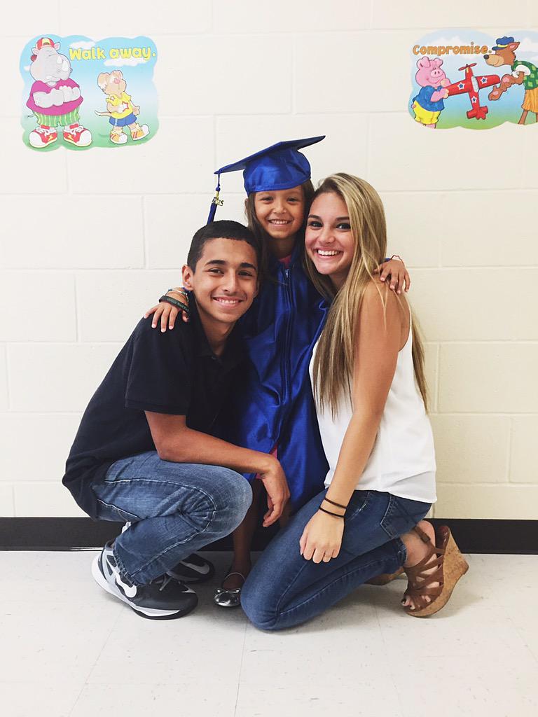 MarieAlexis69's tweet photo. So it begins 😥❤️ #classof2027 #kindergraduate #sistasista http://t.co/M1GDVyuUcg