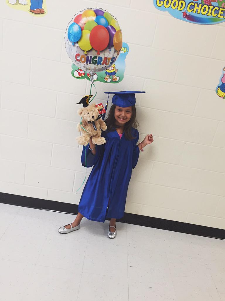 MarieAlexis69's tweet photo. So it begins 😥❤️ #classof2027 #kindergraduate #sistasista http://t.co/M1GDVyuUcg