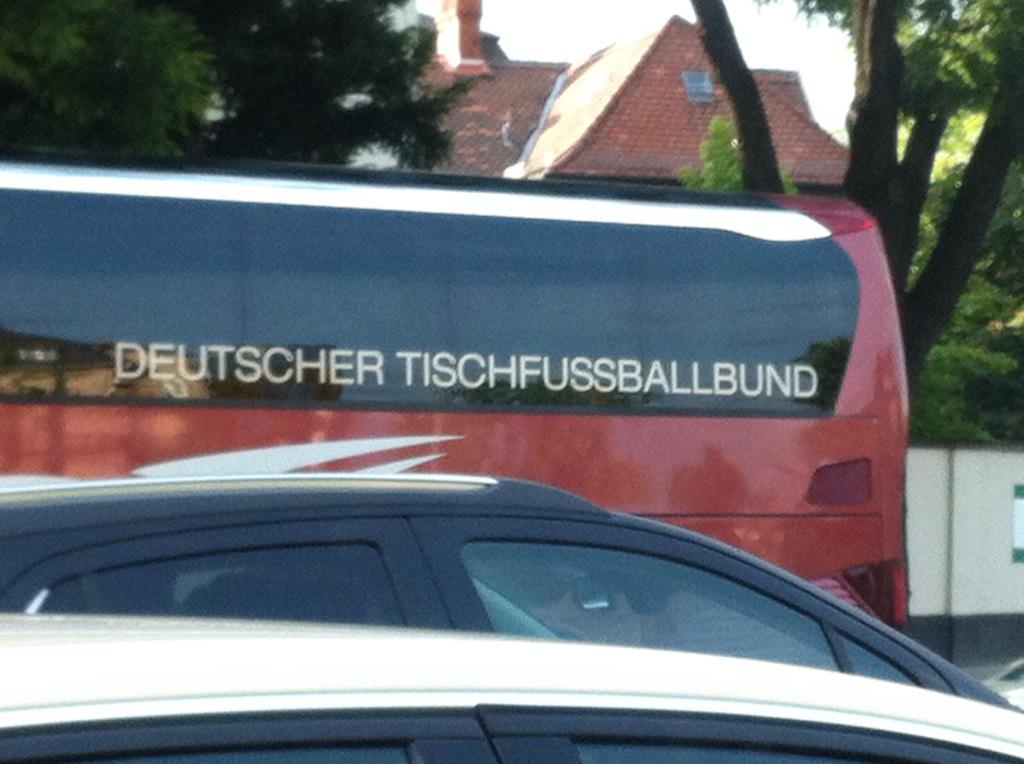 Wie #cool. Es gibt den Deutschen Tischfußballbund. Und sie haben einen Bus. Der Beweis!