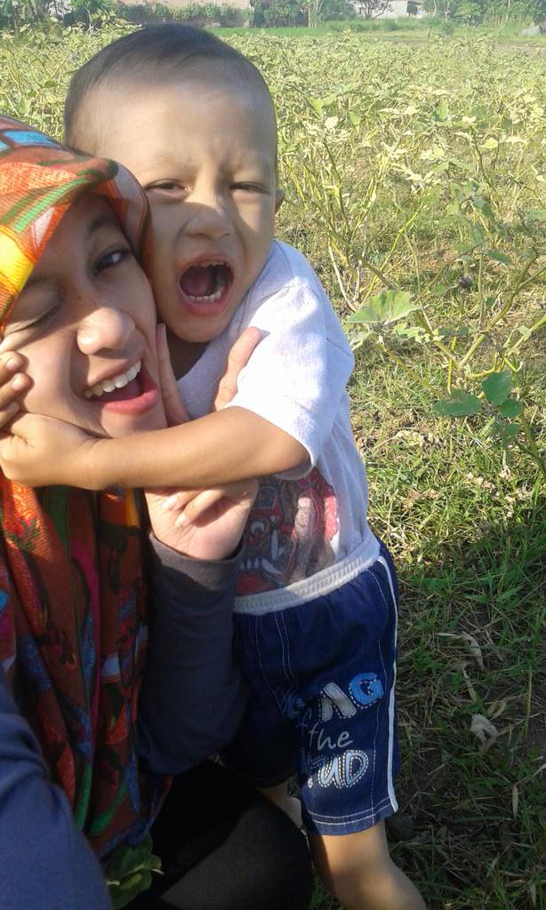 SiskaIngrat's tweet photo. Lioooo robek pipi tante #CUPI http://t.co/tMIubVt9Tb