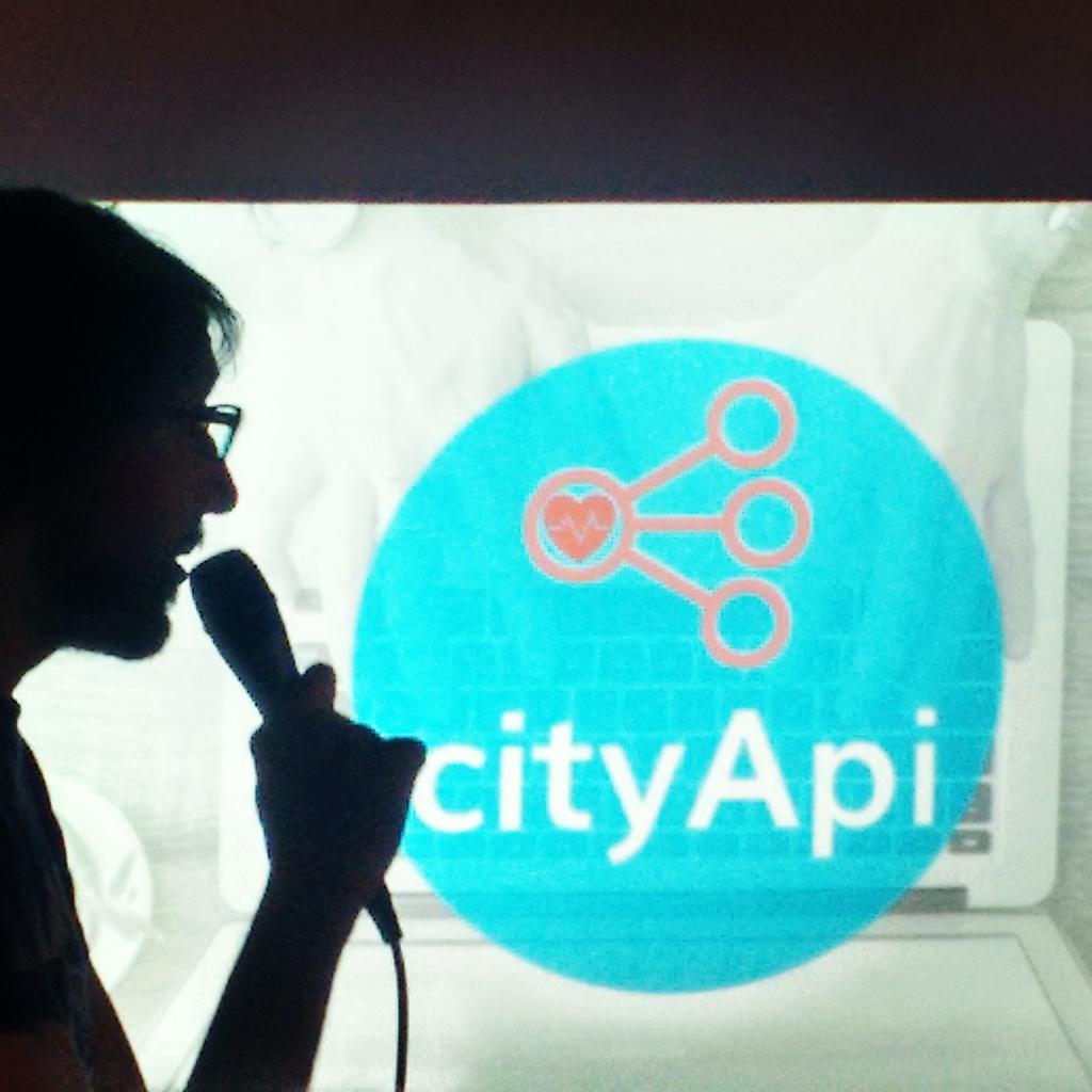 hackity's tweet photo. Nuestro compi @canalsinruido  presentando #CityAPI,dashboard for Madrid en #visualizar15 @medialabprado  #ojoaldata http://t.co/Iz61EnyDEO