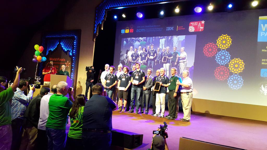 Softonetpl's tweet photo. Mamy medal!!! Studenci z Uniwersytetu Warszawskiego wywalczyli brąz! Gratulujemy!!! #ICPC2015 @uwaktualnosci http://t.co/4r98LgE49f