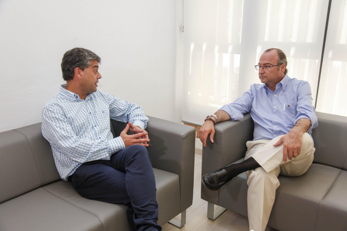 LuisRogelioLRRC's tweet photo. Lamento que la pres. de la Junta, Susana Díaz no tenga hueco para que @CarmeloRector tome posesión en la @ualmeria http://t.co/qjFMY7Ycmg