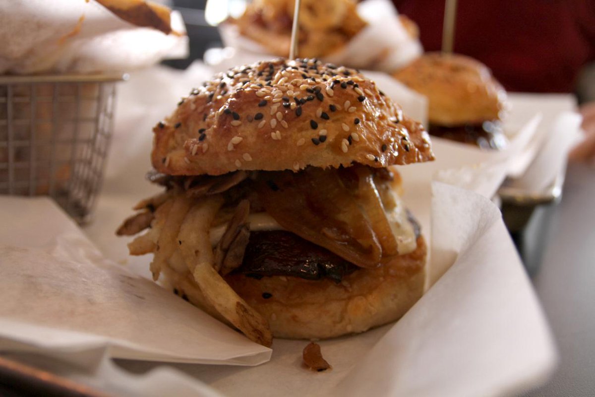 RealFastCasual's tweet photo. Check out this #Chicago Fast Casual's approach to the #BurgerBoom @Leadbellyburger @soozed http://t.co/8w23OStEnL http://t.co/k2xMIkrLSR