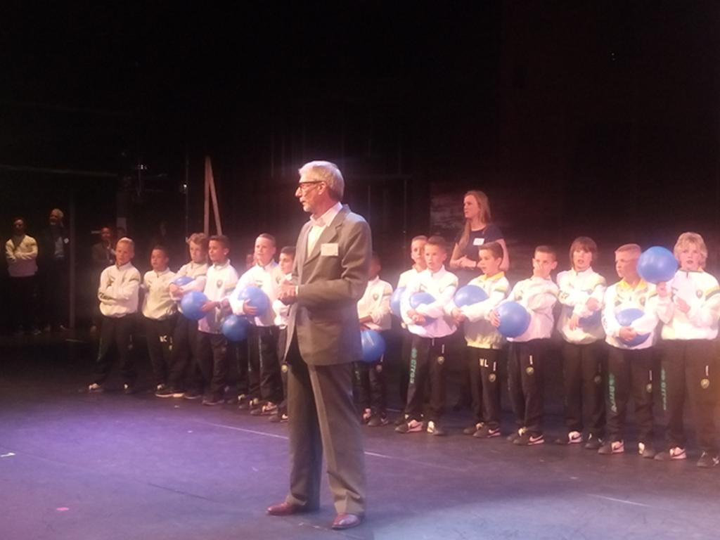 Schuttelaar's tweet photo. Vier trotse ondernemers met het keurmerk Sociale Onderneming! Met een speciale rol voor de ADO Fjes #HBC070 #SKO2015 http://t.co/9PapgCeaaT