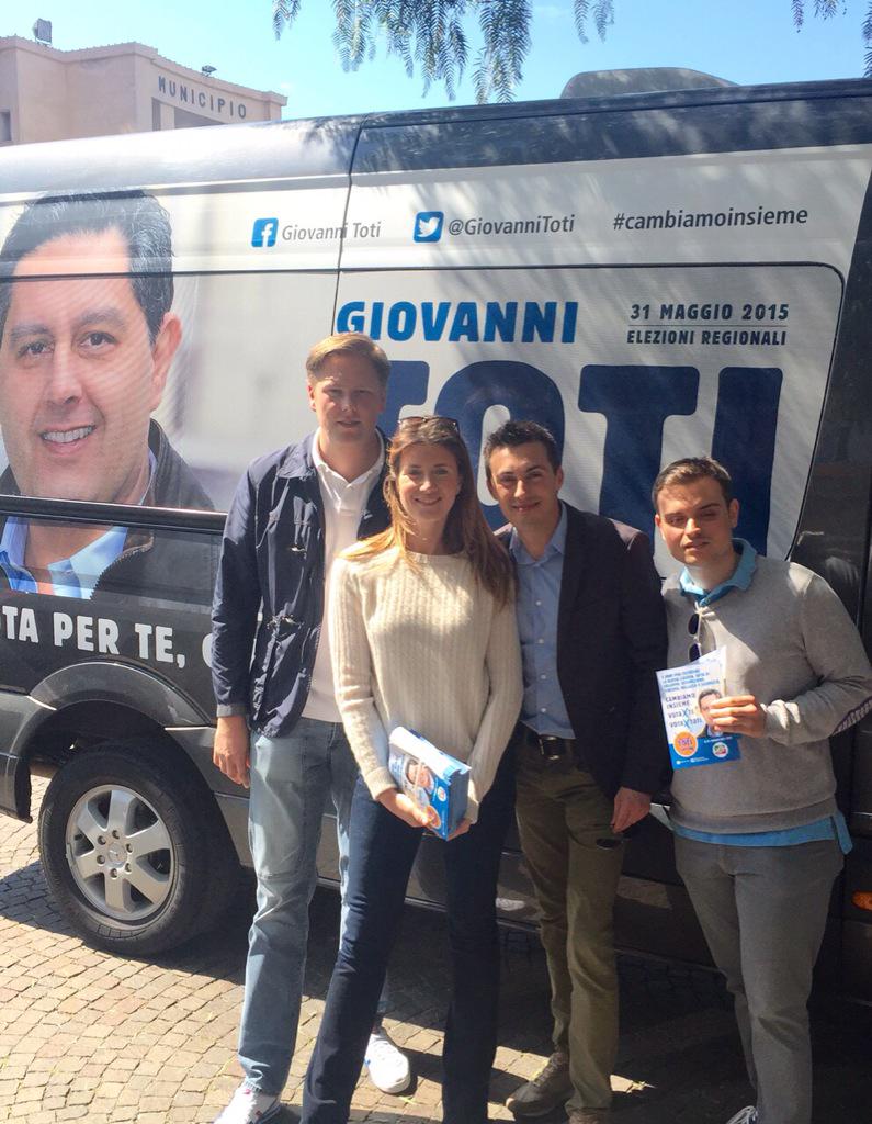 fi_giovani's tweet photo. Giornata di ordinaria #campagnaelettorale,presenti e protagonisti sui territori con numeri ed entusiasmo!#regionali15 http://t.co/6b39R9tXio