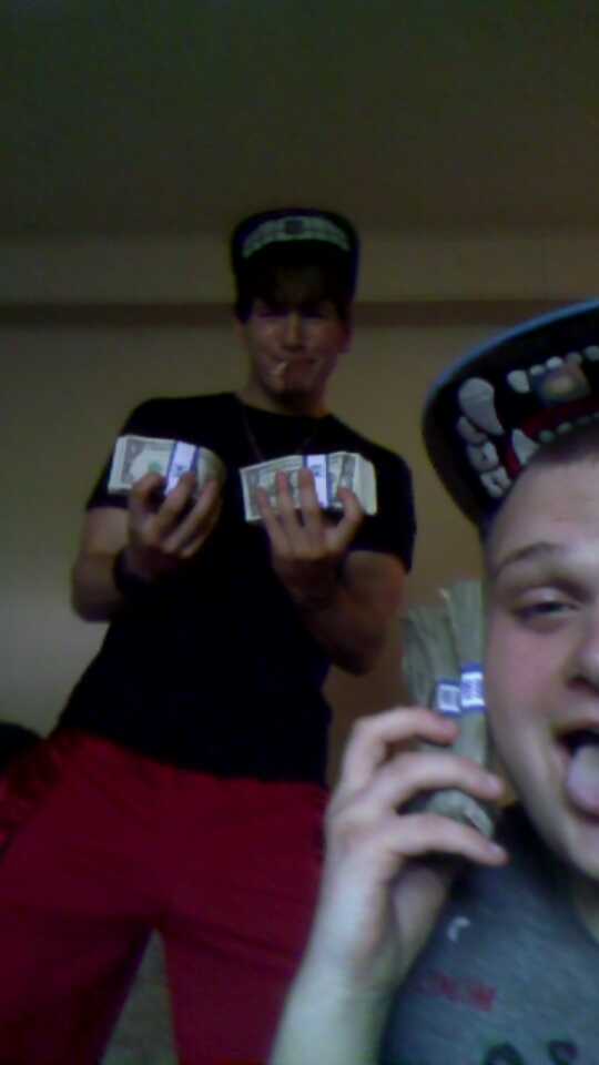 oliverman23's tweet photo. What am I gon do with all these racks on me http://t.co/M11UlZ12ZC