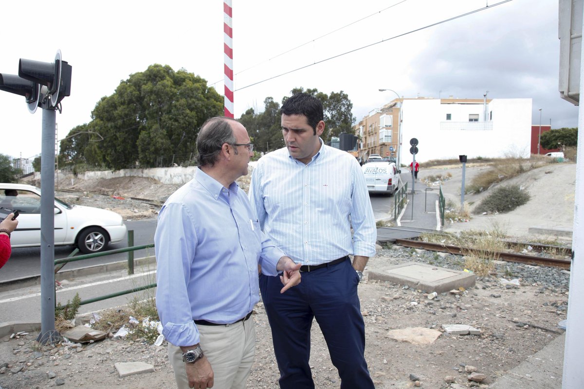 LuisRogelioLRRC's tweet photo. Seguiremos dotando a los barrios de mejores accesos y nuevos viales. Serán más accesibles y permeables. @aytoalm http://t.co/sbc50gVNMU