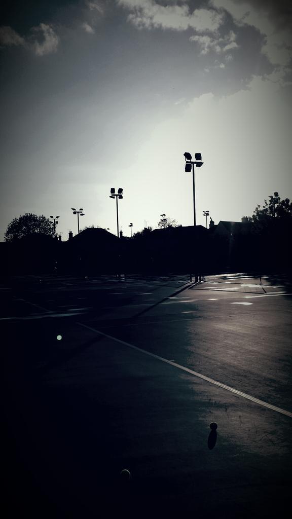 smashingaces's tweet photo. @westcliffhard for 3 hours tonight #tennis #essex #smashingaces @ClarkiePaul @gbroadley97 @nbohringer http://t.co/1IQxDWHezU