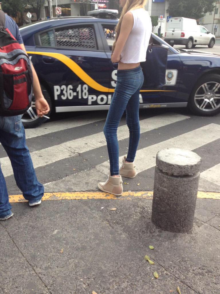 PoliciasDF's tweet photo. Atención a todas las unidades: a esta chava le robaron las nalgas, repetimos, LE ROBARON LAS NALGAS. http://t.co/Pkr1lE687t