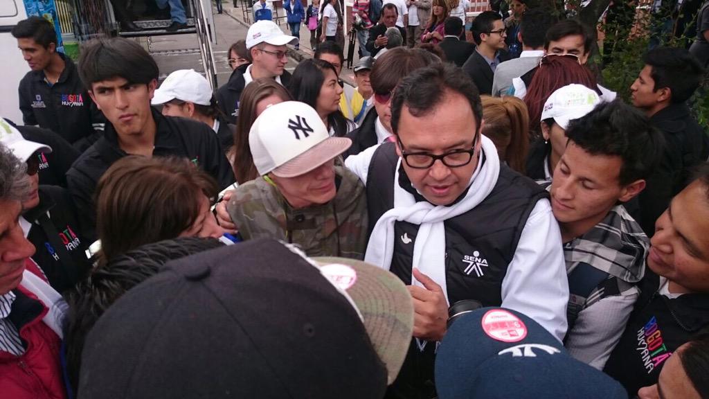 alfonsoprada's tweet photo. En #Engativá en Bogotá, escuchamos a jóvenes y comunidad sobre expectativas por #SENA en la localidad. #UnNuevoPaís http://t.co/6l6sXnK4qN