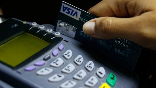 NTN24ve's tweet photo. Gobierno niega el bloqueo de tarjetas de venezolanos en el exterior http://t.co/kgkQ5i8xSb http://t.co/KrtvXuwaZe