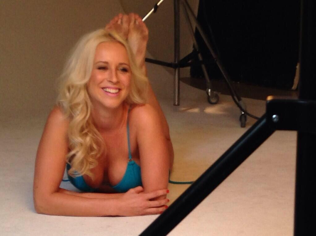 ACNproductions's tweet photo. Behind the scenes of FCG #ACNgirls http://t.co/VYw19Sm8EC