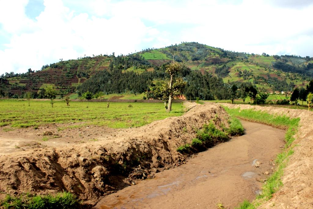 CCAdaptationRw's tweet photo. Excavation of ponds, re-opening of caves, drainage works &amp;construction of channels by #RV3CBA Project @Mugogo lowland http://t.co/k5vlRogvgN