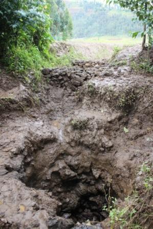 CCAdaptationRw's tweet photo. Excavation of ponds, re-opening of caves, drainage works &amp;construction of channels by #RV3CBA Project @Mugogo lowland http://t.co/k5vlRogvgN