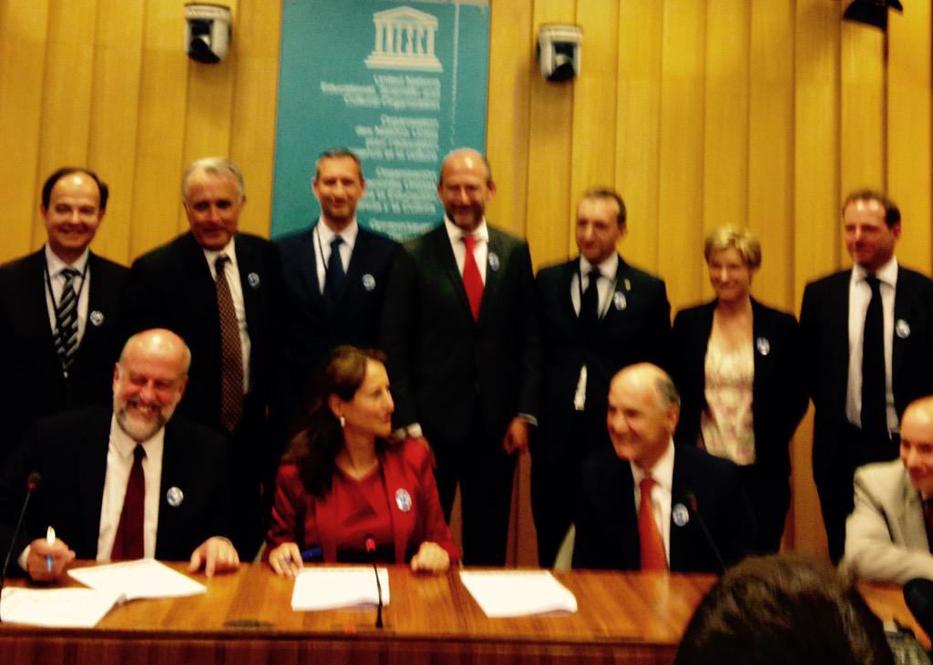 saintgobain's tweet photo. Signature de l'Accord #FRET21 @ecologiEnergie @BClimateSummit @RoyalSegolene @ademe #BClimatesummit #SaintGobain350 http://t.co/v7tSnbfrfS