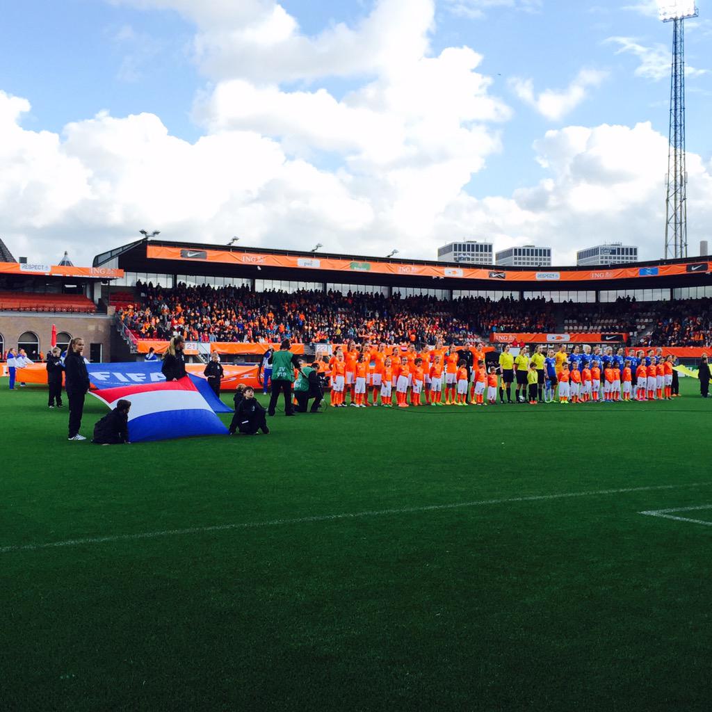 SpartaRotterdam's tweet photo. 7.600 uitzwaaiers voor de @oranjevrouwen bij #nedest in het @SpartaStadion http://t.co/h0j2UTJBeg