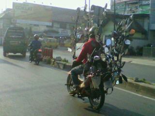 Nih orang maksudnya apa? (at Padalarang 20/05/15)