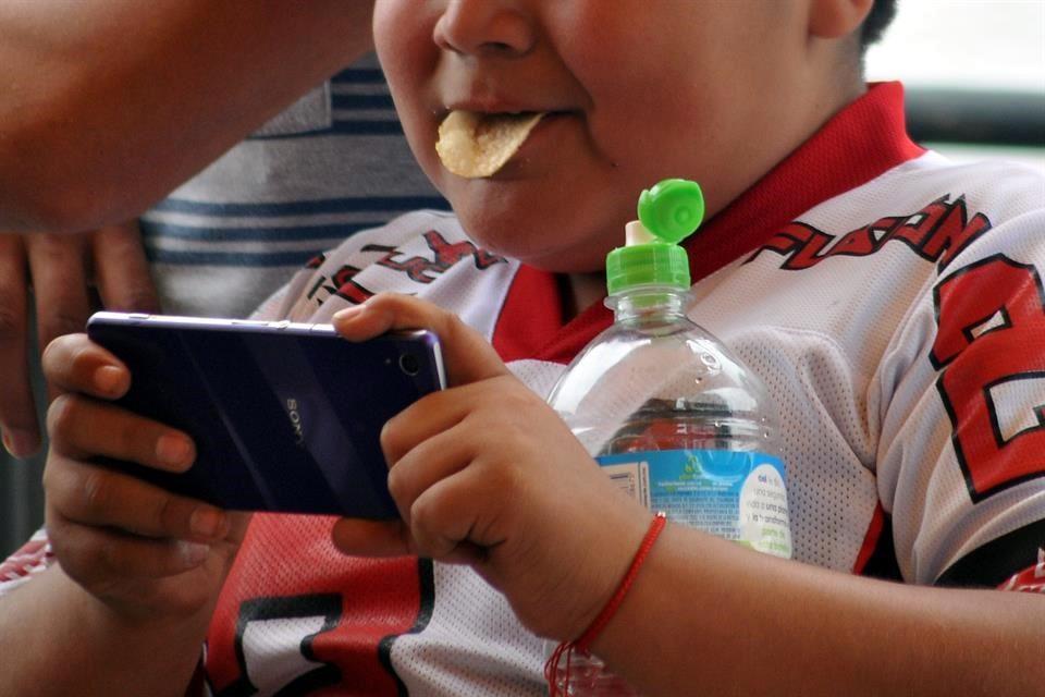 La obesidad en niños reduce su rendimiento escolar, pues afecta el sueño y la concentración bit.ly/1dkGIAA