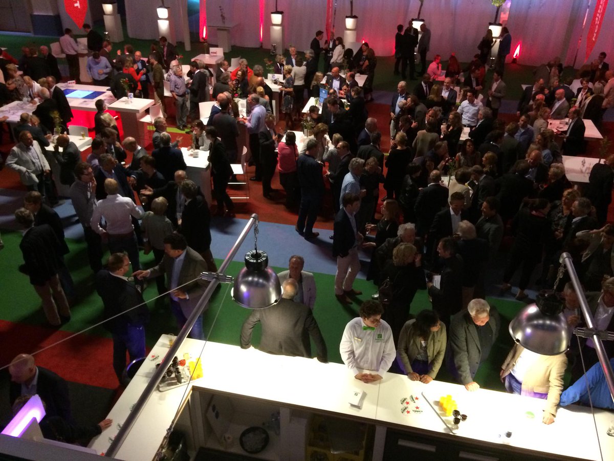 GijsHolla's tweet photo. Goede en drukbezochte ondernemersborrel met mooi verhaal over onze ambities voor Leiden #stadvanontdekkingen #OBL2015 http://t.co/EsornXvvkw