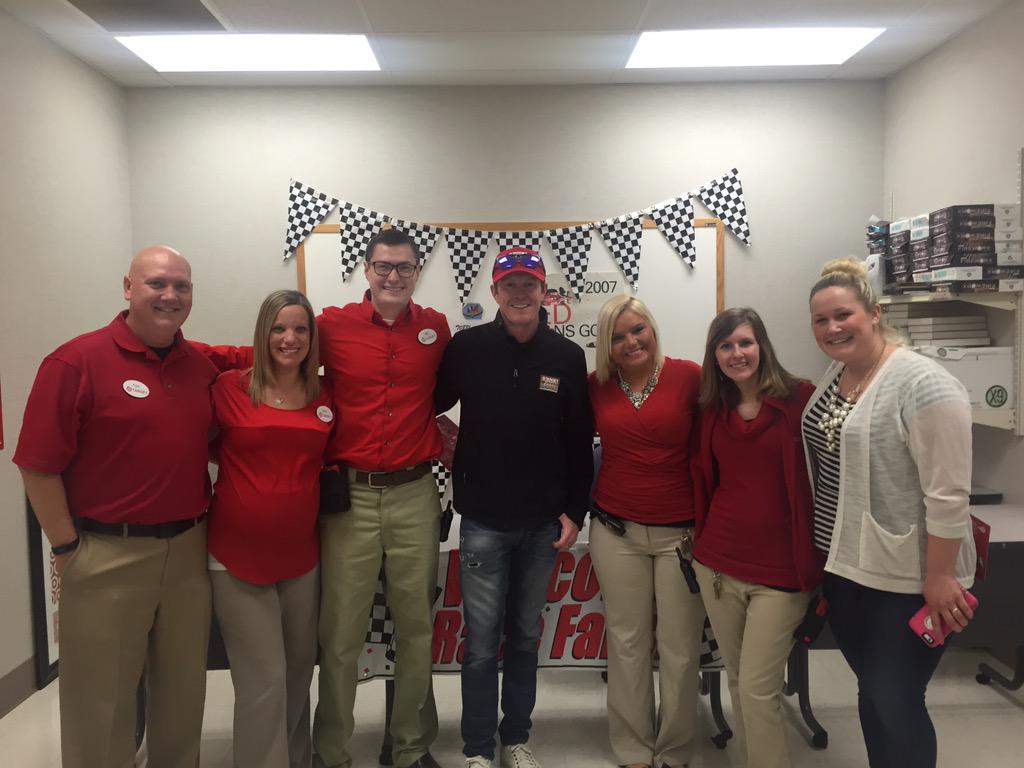 CGRindycar's tweet photo. It's a team effort! @scottdixon9 @Target Eagle Creek! #TeamTarget #Indy500 http://t.co/xn7hYOiaag